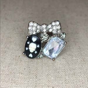 Silver tone Ring w/ Bow, Skull & Stone - size 7